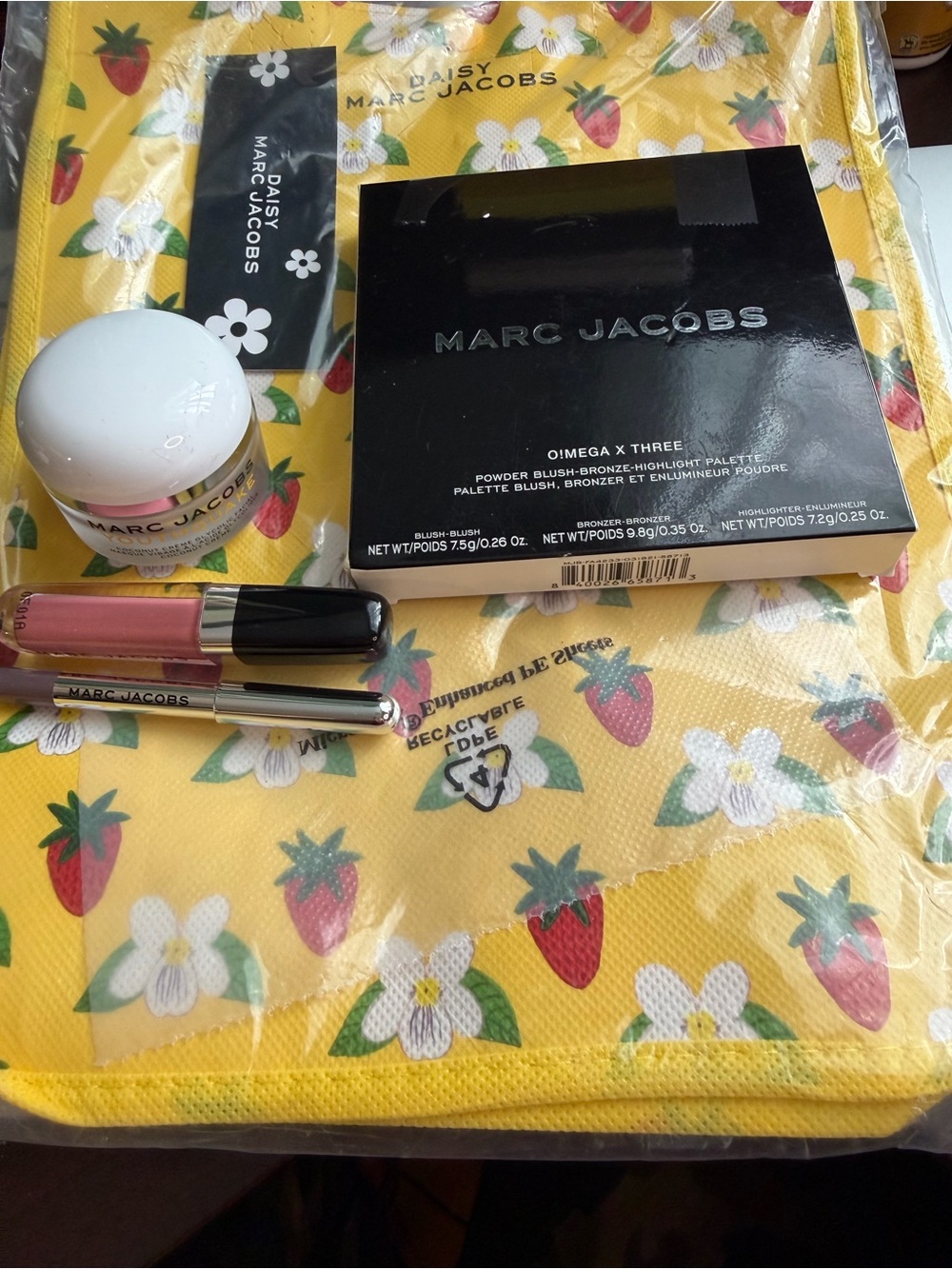 Marc Jacobs Beauty 5 Pc Bundle Daisy Tote O!Mega Palette Youthquake Hiliner Glos